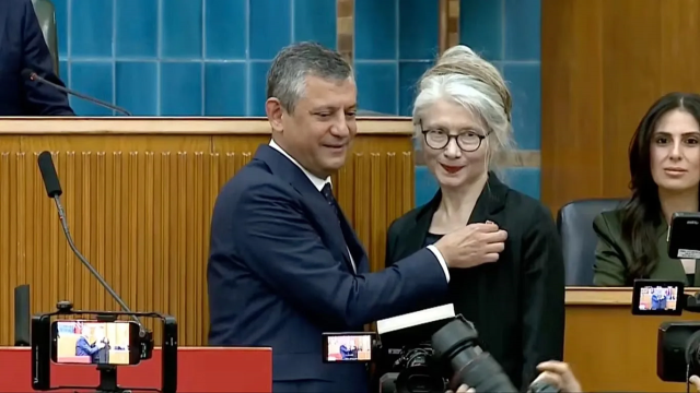 CHP lideri &Ouml;zel, akaryakıt fiyatları i&ccedil;in form&uuml;l &ouml;nerdi: Biz olsak b&ouml;yle yapardık