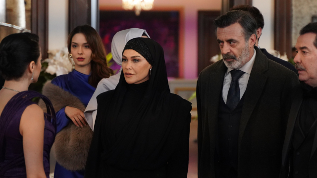 H&uuml;lya Avşar'dan Hande Ataizi'ne yanıt: Ne derse desin