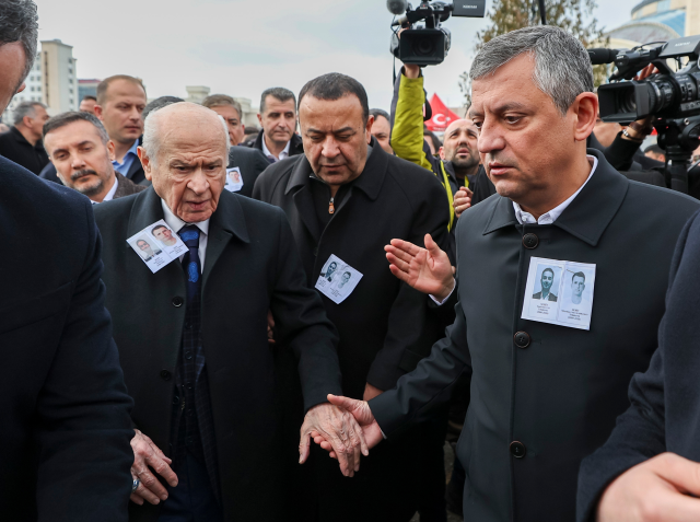 Şehit cenazesinde dikkat &ccedil;eken anlar! &Ouml;zel ile Bah&ccedil;eli yan yana