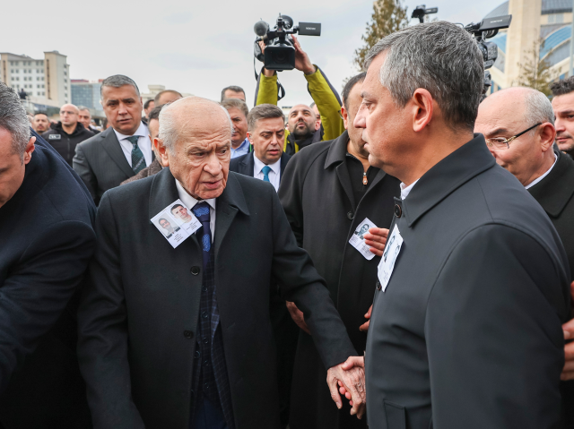 Şehit cenazesinde dikkat &ccedil;eken anlar! &Ouml;zel ile Bah&ccedil;eli yan yana