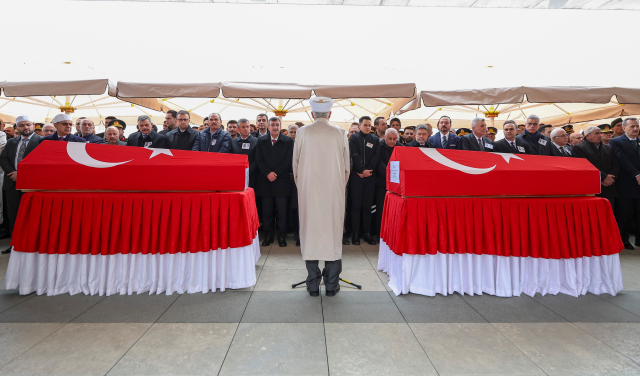 Şehit cenazesinde dikkat &ccedil;eken anlar! &Ouml;zel ile Bah&ccedil;eli yan yana