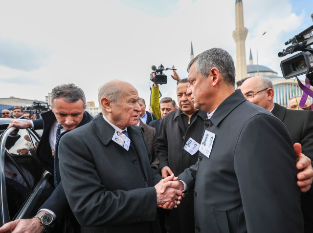 Şehit cenazesinde dikkat &ccedil;eken anlar! &Ouml;zel ile Bah&ccedil;eli yan yana