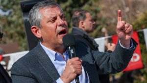 CHP’nin 106’ncı mitingi Sakarya’da… Özgür Özel’den ‘Melih Gökçek’ ifşası: ‘Erdoğan, Melih’in hobi bahçesi gibi görünen villalarını kurtarıyor!’